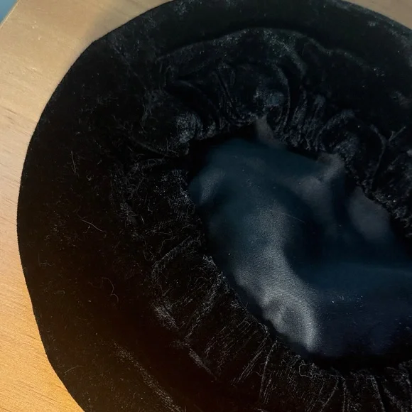 Vintage Black Velvet Beret - Picture 5 of 9